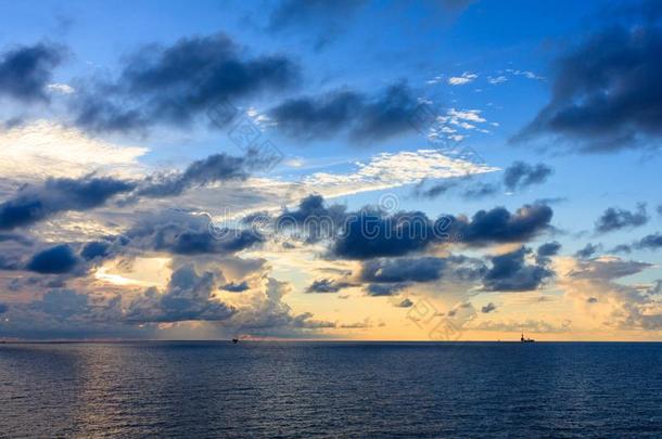 蓝色海和蓝色天和白色的云全景画蓝色海和blue蓝色