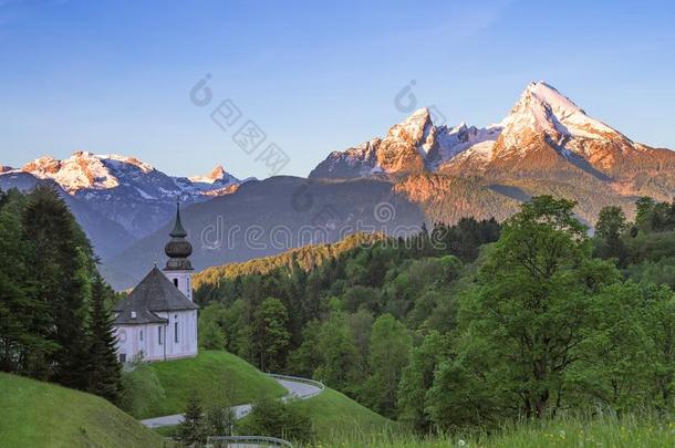 春季沉静的风景和瓦茨曼山登上和玛丽亚德国教堂