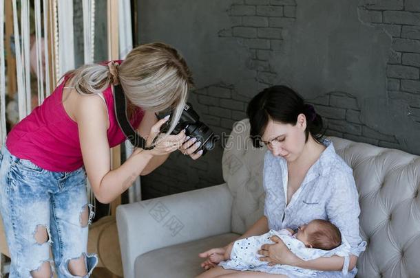 新生的婴儿母亲精品图片后台