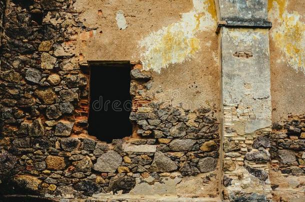 窗,石头墙,很老的和在历史上重要的位