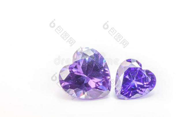 紫蓝色宝石菱形采用心形状向白色的背景