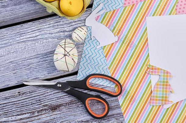 剪刀,卵和富有色彩的纸纸.