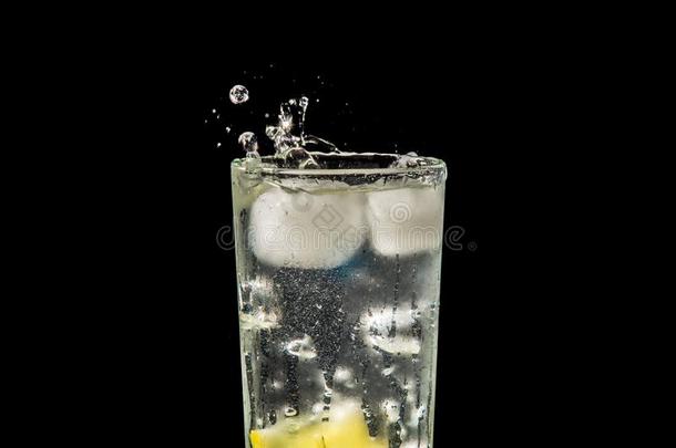 水溅起采用玻璃和柠檬
