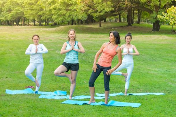 女人做瑜伽采用公园