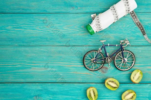 运动观念-自行车模型,瓶子关于水,鹬鸵和厘米