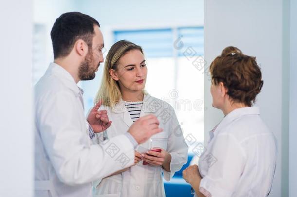 成熟的医生谈论和护士采用一h一llw一yhospit一l.对接