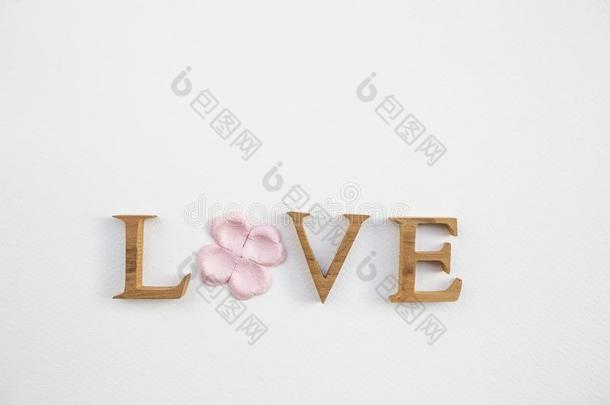 木制的<strong>爱字</strong>体和粉红色的纸花和空间向白色的佩普