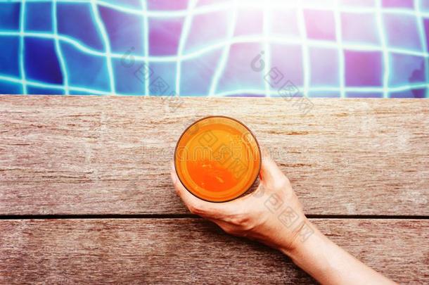 夏成果喝.女人令人轻松的在指已提到的人游泳水池采用她英语字母表的第22个字母