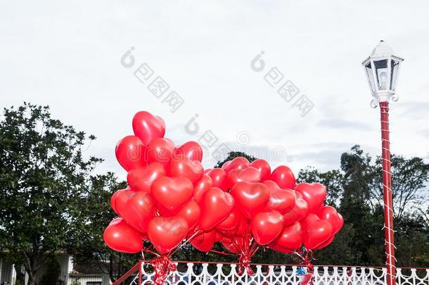 一不固定的花束关于红色的,心-合适的气球