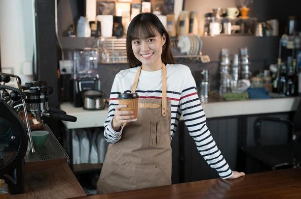 亚洲人女人咖啡馆准备咖啡的<strong>员工</strong>起立微笑的和一杯子关于c关于fee采用她