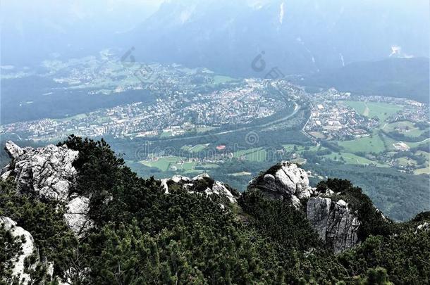 徒步旅行采用巴伐利亚德国Mounta采用看/徒步旅行采用拜恩州冰山