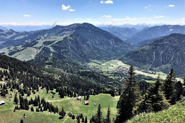 徒步旅行采用巴伐利亚德国Mounta采用看/徒步旅行采用拜恩州冰山