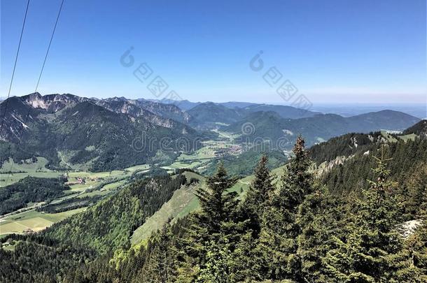 徒步旅行采用巴伐利亚德国Mounta采用看/徒步旅行采用拜恩州冰山