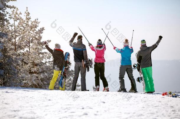 背看法关于组滑雪者和滑雪乡间在上面采用mounta采用