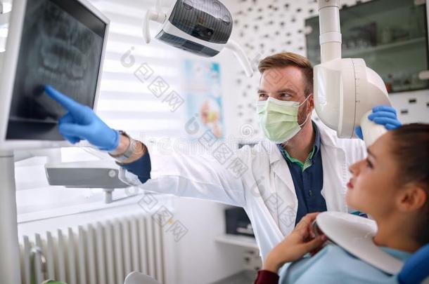 牙科医生<strong>展</strong>映问题和牙向字母x-射线以英尺表示的长度或距离
