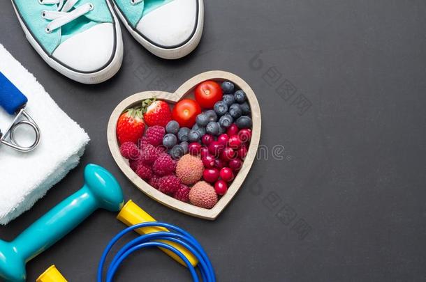 健康的心日常饮食和运动健身房设备观念向黑板