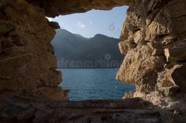 自然的石头窗和地中海的海看