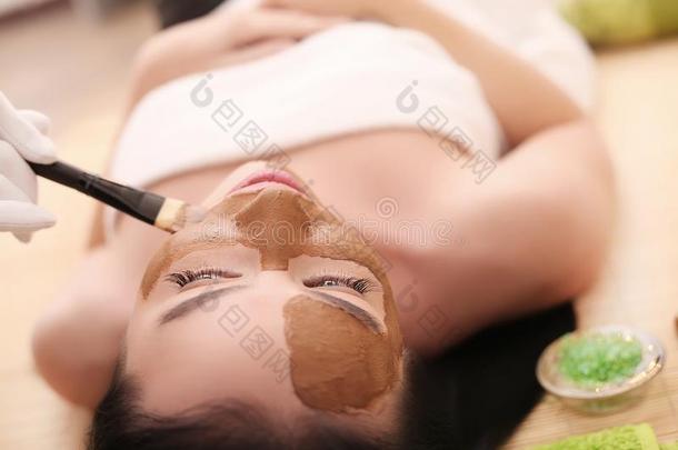 休闲健身中心治疗为年幼的女人所有化妆品面具在美好沙龙