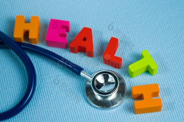 文本健康的字母表和听诊器,健康的和健康状况关心