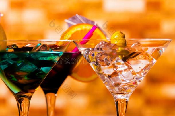美味的和富有色彩的饮料有根基的向各种各样的酒,糖浆和