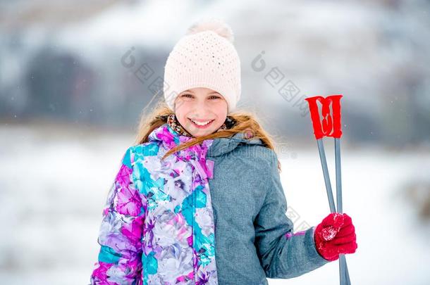 值得崇拜的小的女孩佃户租种的土地滑雪乡间采用手