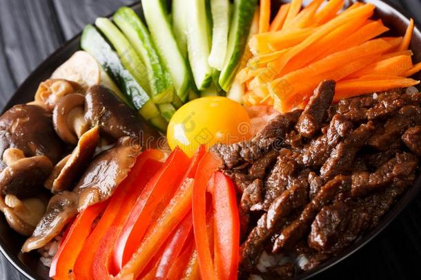 <strong>韩式拌饭</strong>和牛肉,蛋黄,蔬菜,蘑菇和稻宏指令.
