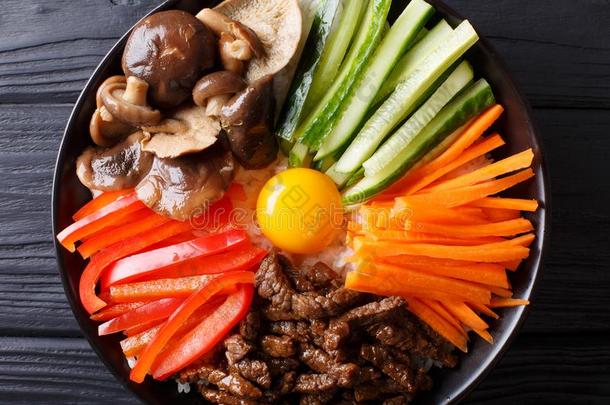 美味的韩式拌饭和牛肉,鸡蛋,蔬菜,香菇和稻
