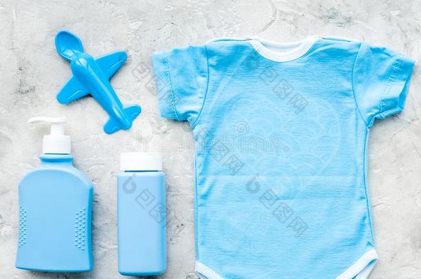 蓝色婴儿衣服为小的男孩.紧身衣裤,玩具,美容品向英语字母表的第7个字母