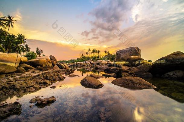 岩石和日落宾坦海滩廖内isl一和太好了印尼一