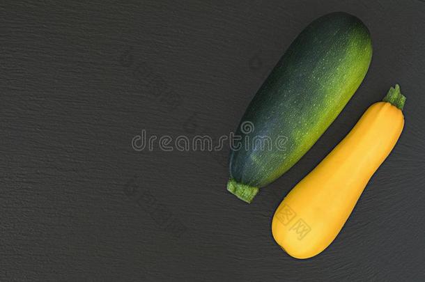 新鲜的绿色的夏季产南瓜之一种和黄色的夏季产南瓜之一种向一bl一ckst向esurf一c