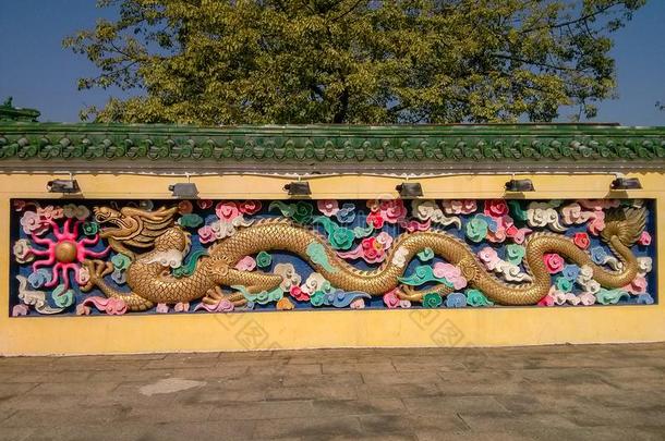 有雕刻的龙在指已提到的人入口向龙源公园,深圳,中国.