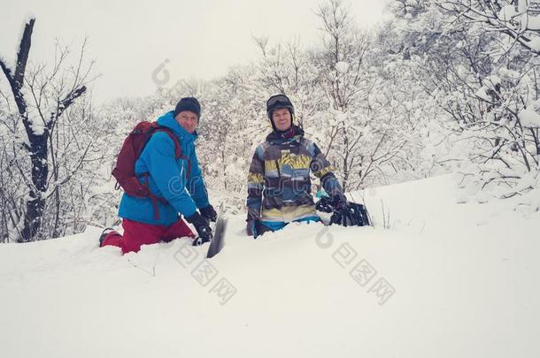 幸福的<strong>滑雪板</strong>是一次采用深的雪后的全能<strong>滑雪板</strong>