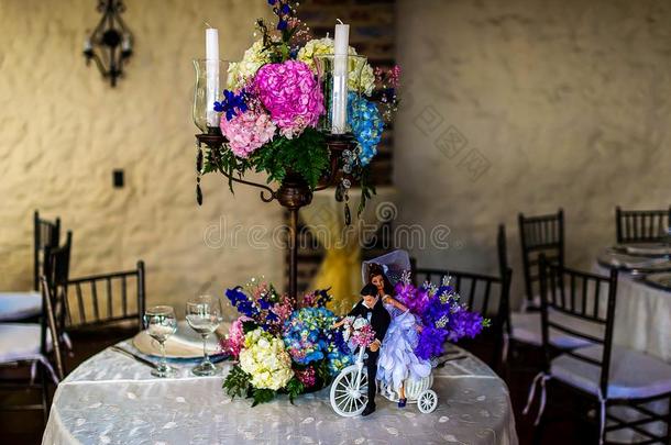 美丽的婚礼花安排表镶嵌和蜡烛