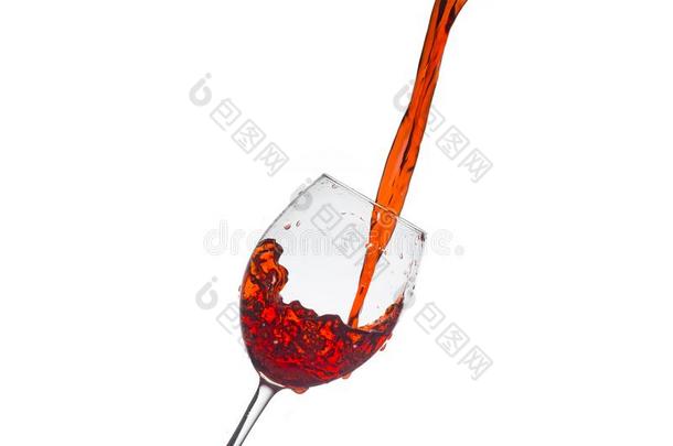 红色的<strong>葡萄</strong>酒流动的和使溅起进入中玻璃