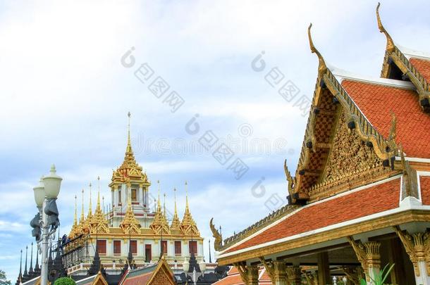 哈哈波<strong>拉萨</strong>采用泰国或高棉的佛教寺或僧院拉查纳特达拉姆沃拉维哈拉庙采用扇形棕榈细纤维,
