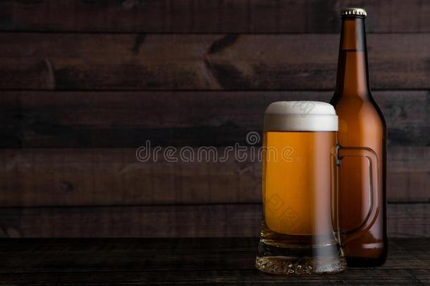 玻璃和瓶子关于金色的贮藏啤酒啤酒和起泡沫