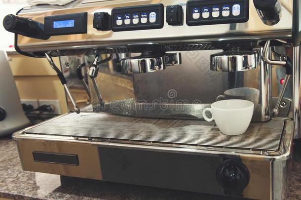 白色的杯子和咖啡豆机器采用指已提到的人咖啡豆商店