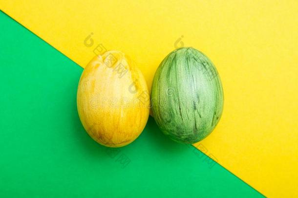 复活节卵向绿色的和黄色的几何学的背景.黄色的和