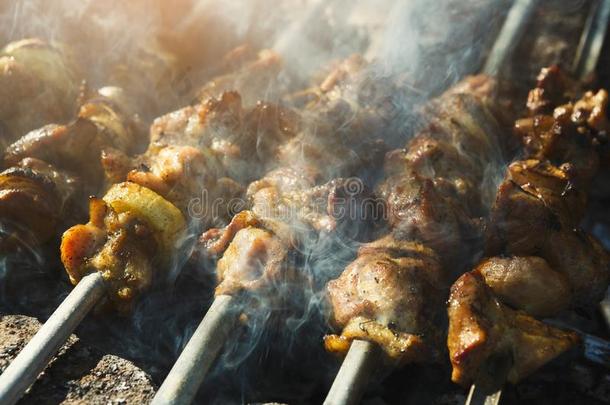 大街快的食物节日,牛肉和鸡烤腌羊肉串在烧烤