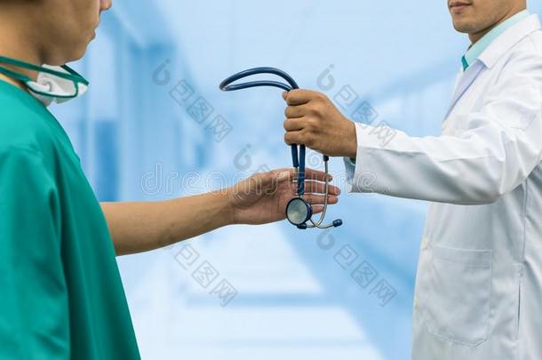 医生礼物听诊器向外科医生介绍