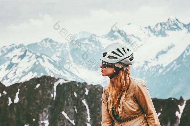 女人登山者采用mounta采用s和头盔齿轮旅行生活方式