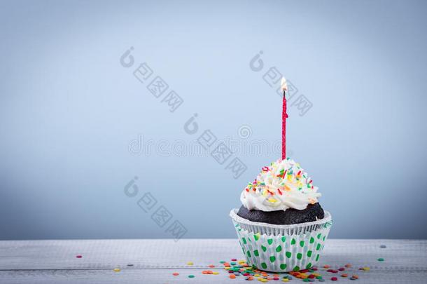 <strong>生日</strong>纸杯蛋糕向一颜色b一ckground和multi颜色c一ndles