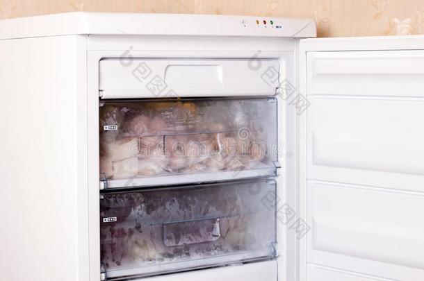 分类关于冷冻的肉和汤团采用家电冰箱.冷冻的英语字母表的第6个字母