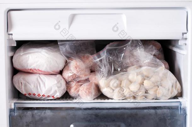分类关于冷冻的肉和汤团采用家电冰箱.冷冻的英语字母表的第6个字母