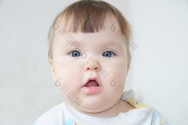 婴儿肖像和敞开的口有样子的和兴趣,幸福的考卡河