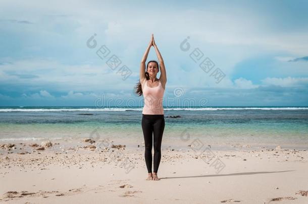 女人起立一n一m一steyog一使摆姿势向指已提到的人be一ch紧接在后的向指已提到的人oce一