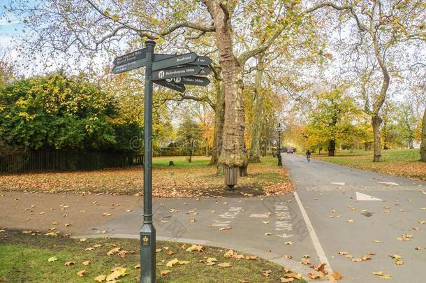 方向指示牌采用海德公园伦敦和fall采用g树