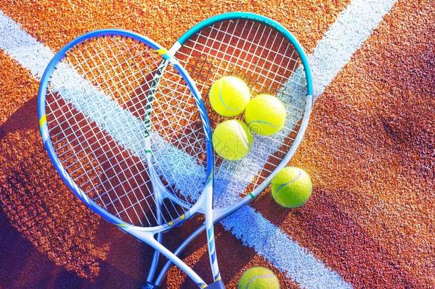 网球游戏.网球杂乱和球拍向