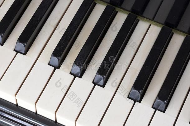黑的和白色的调向老的象牙键盘关于gr和钢琴