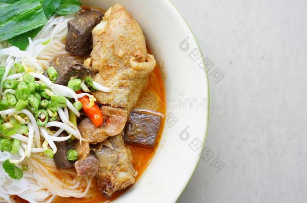 股份照片-ThaiAirwaysInternational泰航国际稻面条和鸡咖喱食品红色的汤